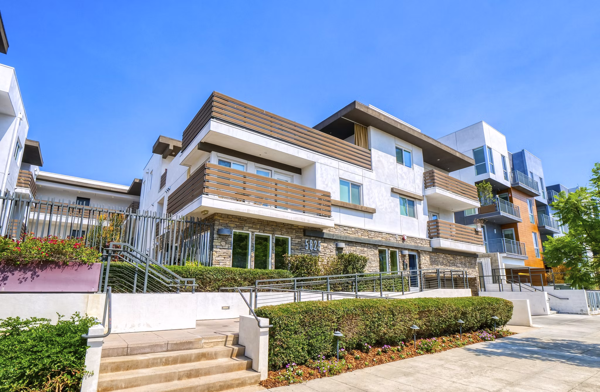 Property images of The Metropolitan at Larchmont Village